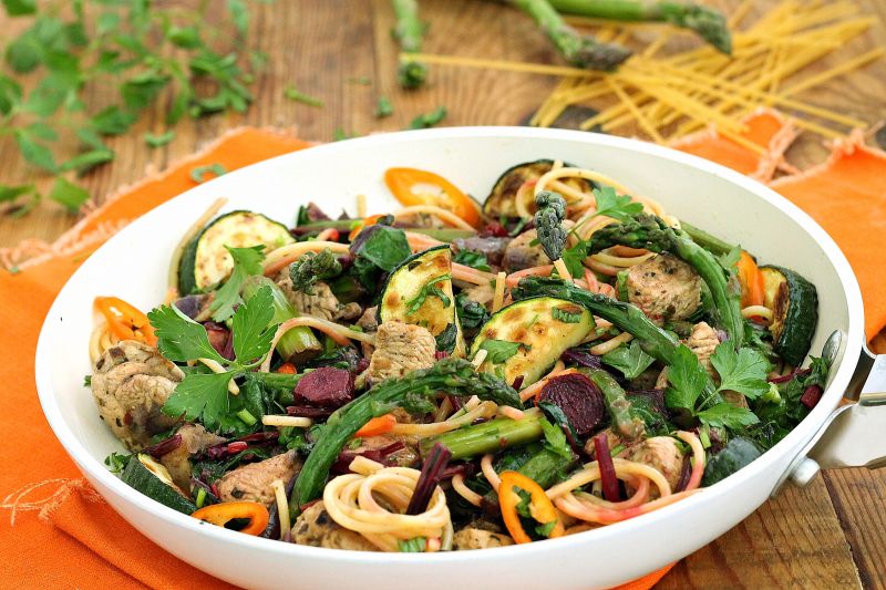 Makaron z botwinką  i szparagami