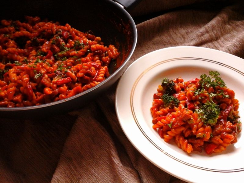 Makaron z brokułami i innymi dodatkami