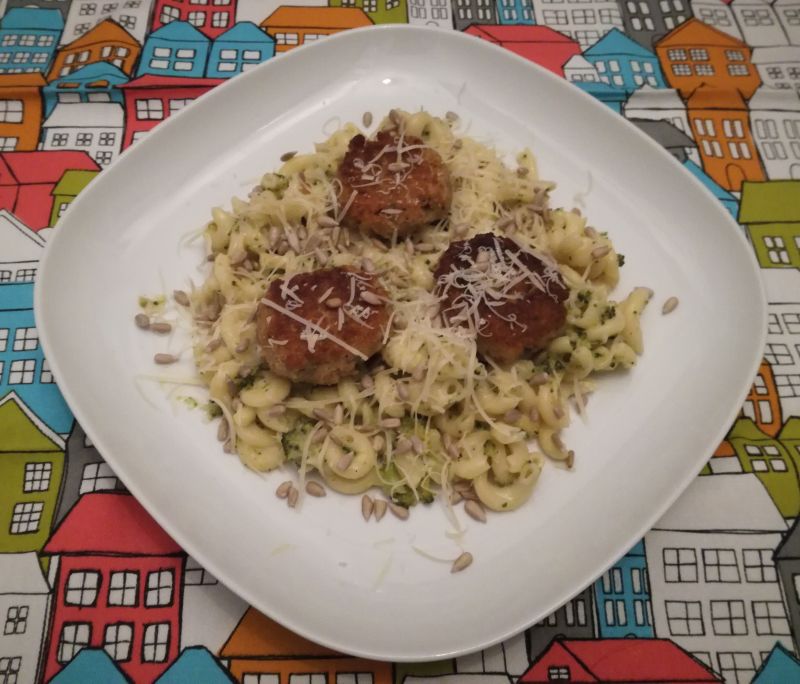 Makaron z brokułami i kotlety sojowe