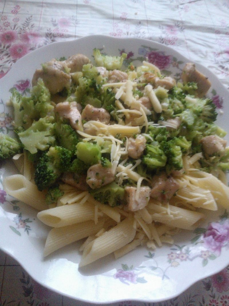 Makaron z brokułami i kurczakiem Makaron z brokułami i kurczakiem