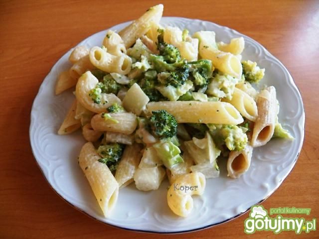 Makaron z brokułami i śmietaną