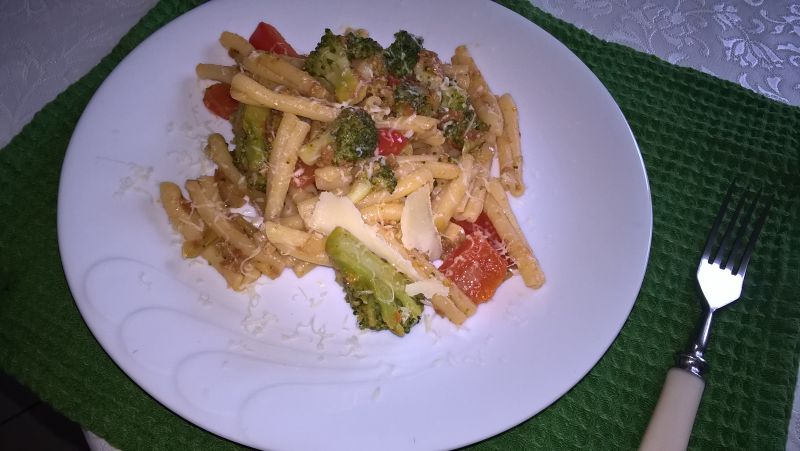 Makaron z brokułami, papryką i pesto