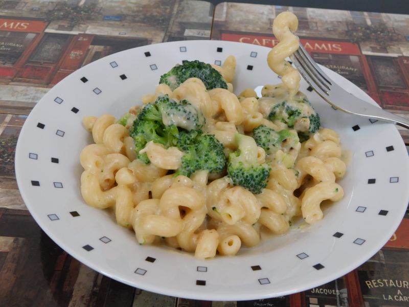 Makaron z brokułami w sosie podwójnie serowym
