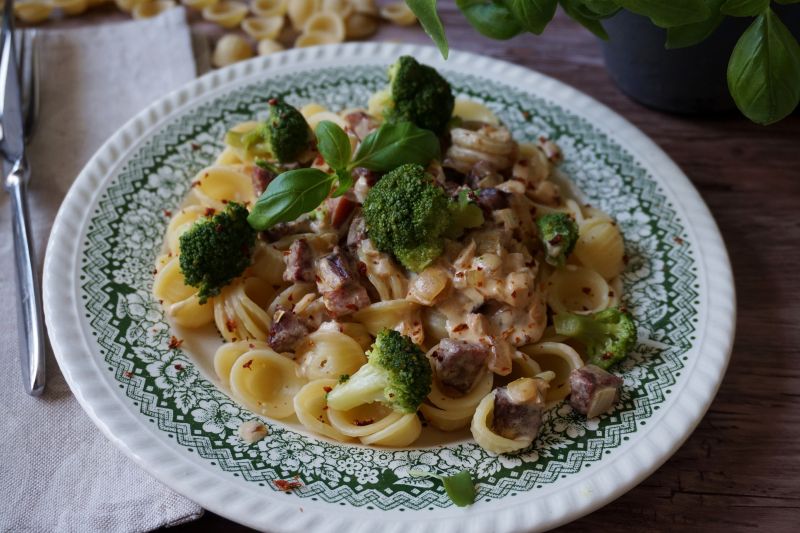 Makaron z brokułem, boczkiem i orzechami Makaron z brokułem, boczkiem i orzechami