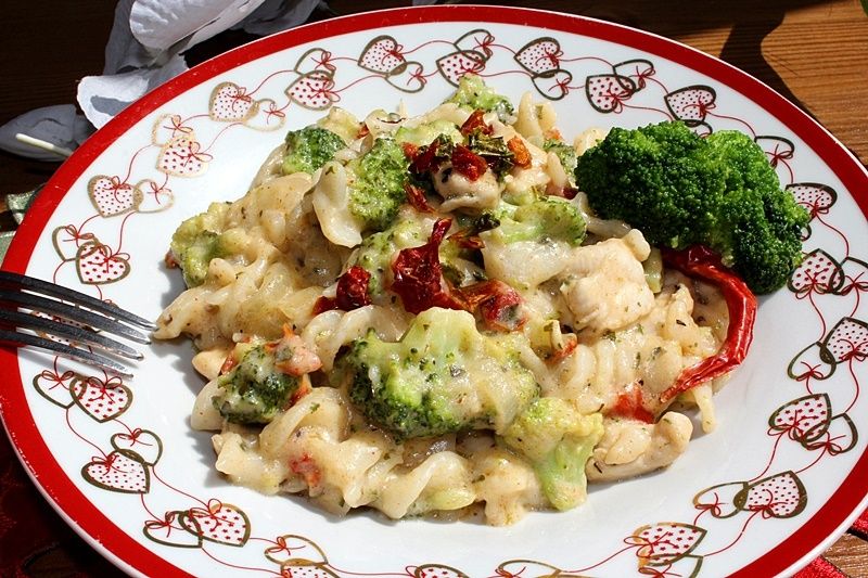 Makaron z brokułem i kurczakiem z paprykową nutą 