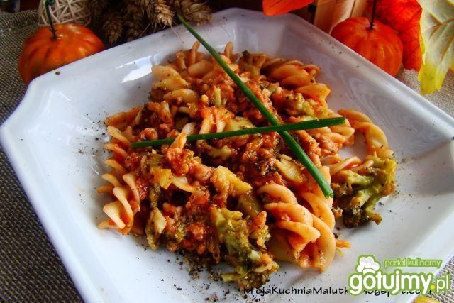 Makaron z brokułem i mięsem mielonym 