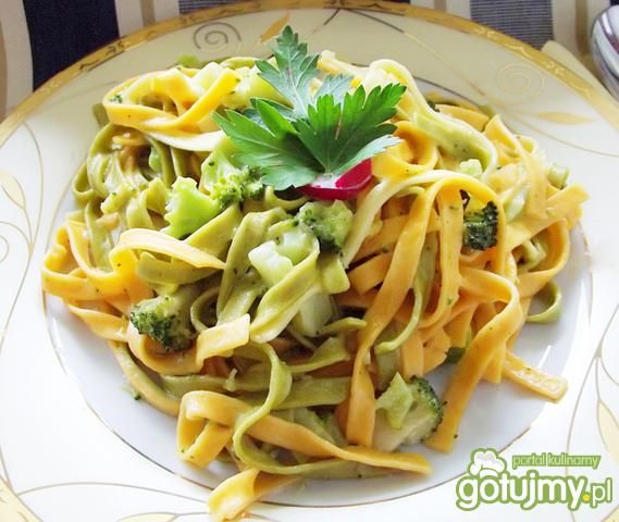 Makaron z brokułem w sosie... Makaron z brokułem w sosie...
