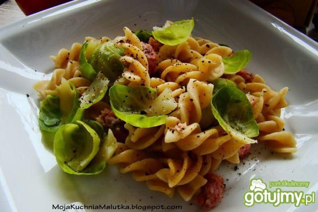 Makaron z brukselką i boczkiem 