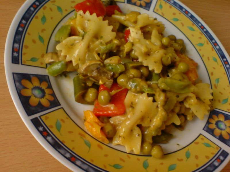 Makaron z bukietem papryk i groszkiem Makaron z bukietem papryk i groszkiem