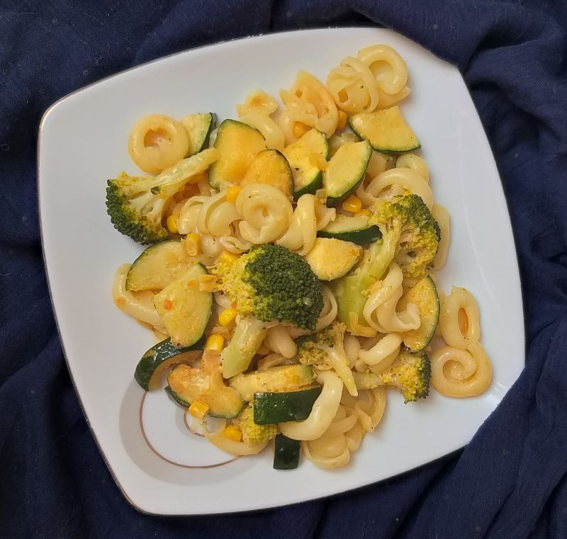 Makaron z cukinią i brokułem w sosie śmietanowym