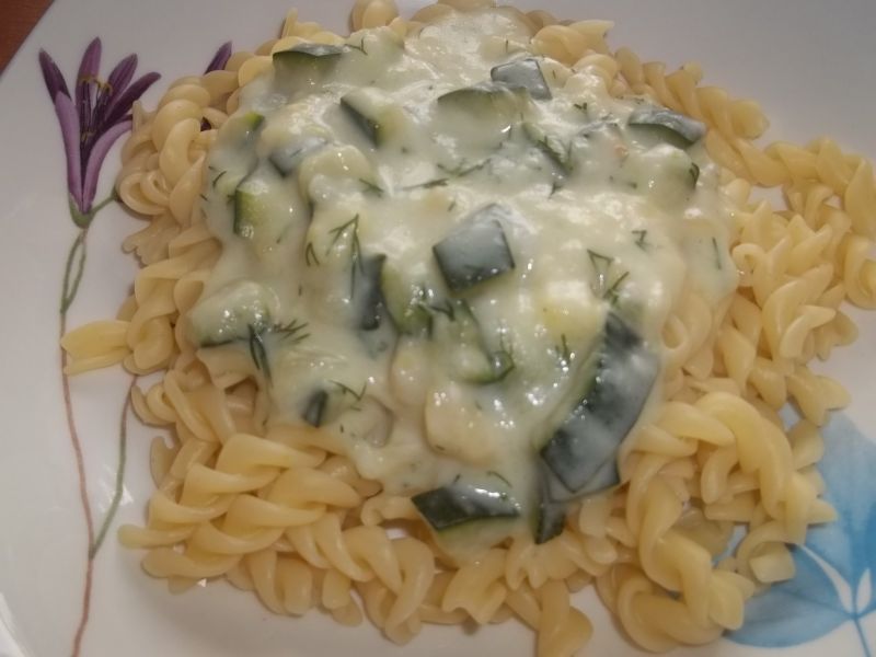 Makaron z cukinią i koperkiem  Makaron z cukinią i koperkiem