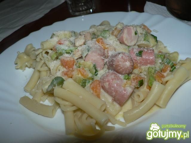 Makaron z cukinią i parówkami Makaron z cukinią i parówkami