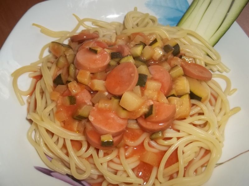 Makaron z cukinią i parówkami w sosie