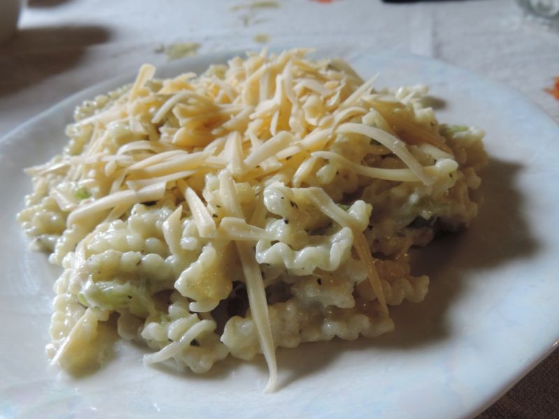 Makaron z cukinią i sosem śmietanowo-bazyliowym Makaron z cukinią i sosem śmietanowo-bazyliowym