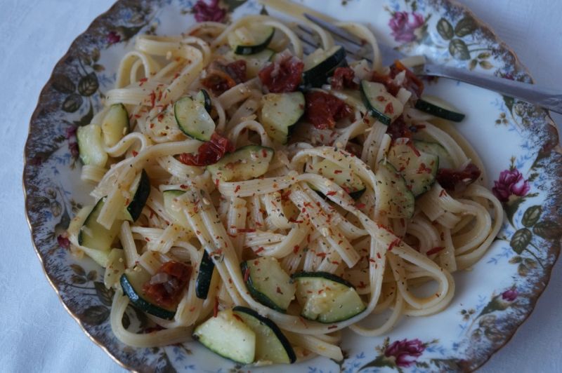 Makaron z cukinią i suszonymi pomidorami