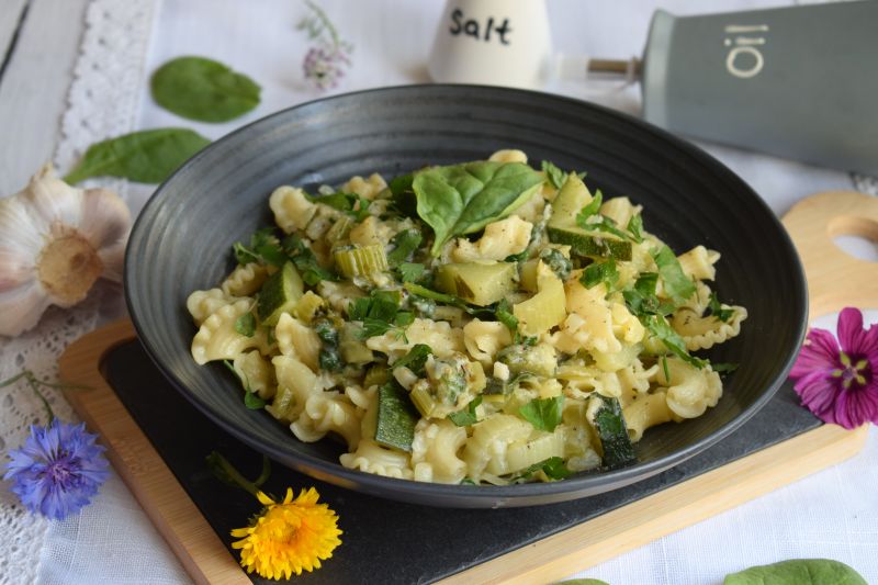 Makaron z cukinią, selerem naciowym i szpinakiem