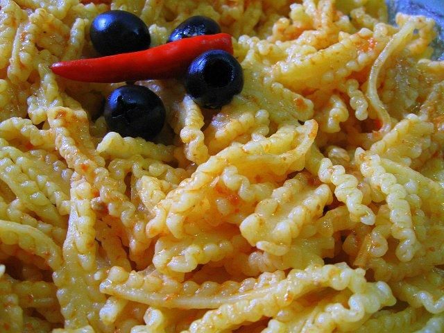 Makaron z czerwonym pesto