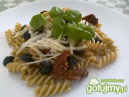 Makaron z czosnkiem i pomidorami. Makaron z czosnkiem i pomidorami.