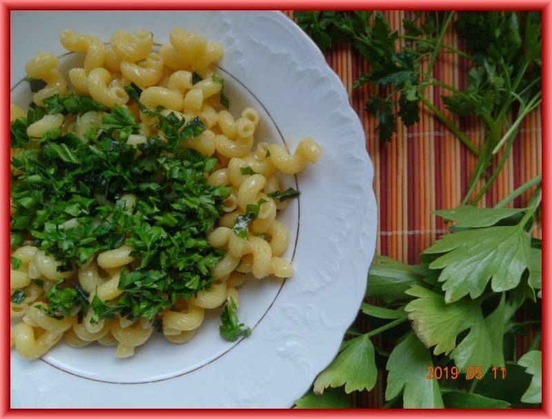 Makaron z czosnkiem i świeżymi ziołami 