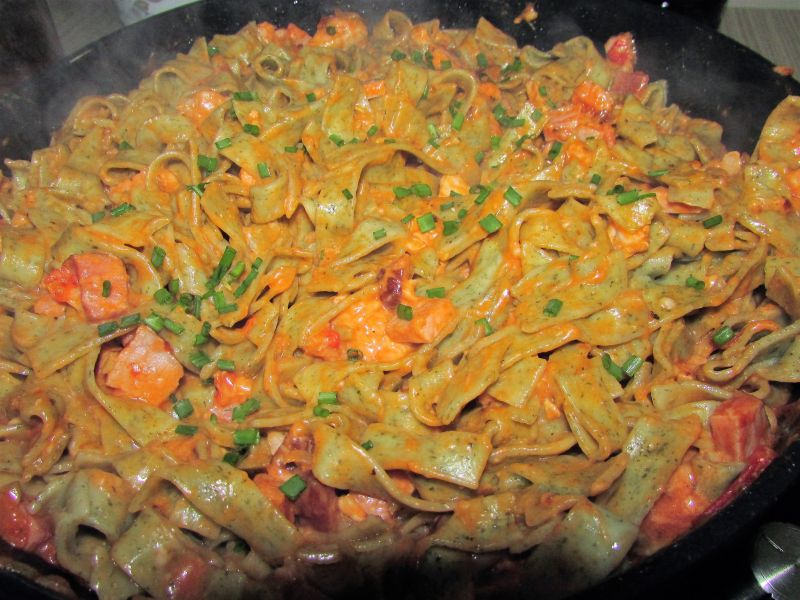 Makaron z czosnkiem niedźwiedzim i dodatkami