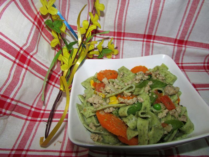 Makaron z czosnkiem niedźwiedzim i warzywami