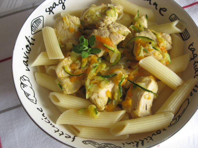Makaron z duszonym kurczakiem z cukinią