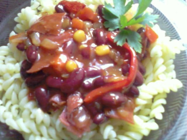 Makaron z fasolą i salami