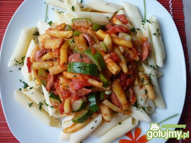 Makaron z fasolką, cukinią i kiełbasą