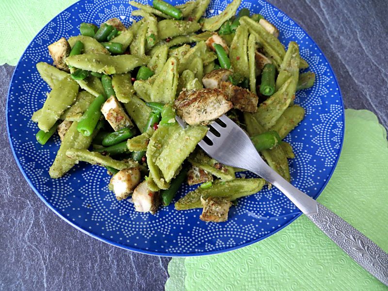 Makaron z fasolką szparagową i kotletem drobiowym Makaron z fasolką szparagową i kotletem drobiowym