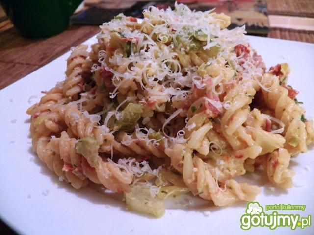 Makaron z fetą i suszonymi pomidorami