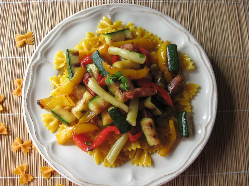 Makaron z grillowanymi warzywami i szynką Makaron z grillowanymi warzywami i szynką