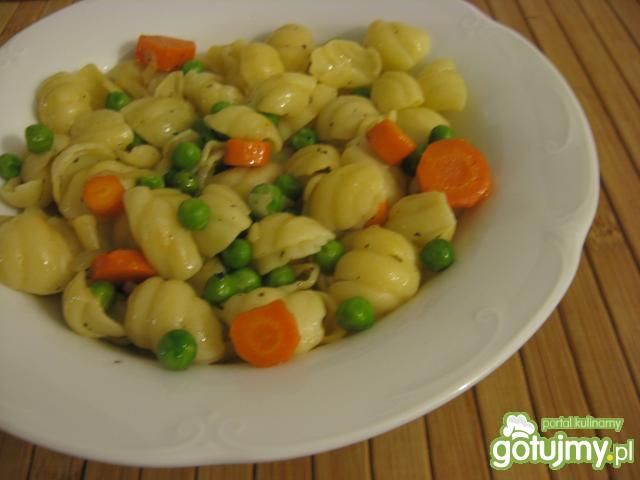 Makaron z groszkiem i marchewką Makaron z groszkiem i marchewką