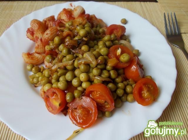 makaron z groszkiem i pastą curry makaron z groszkiem i pastą curry