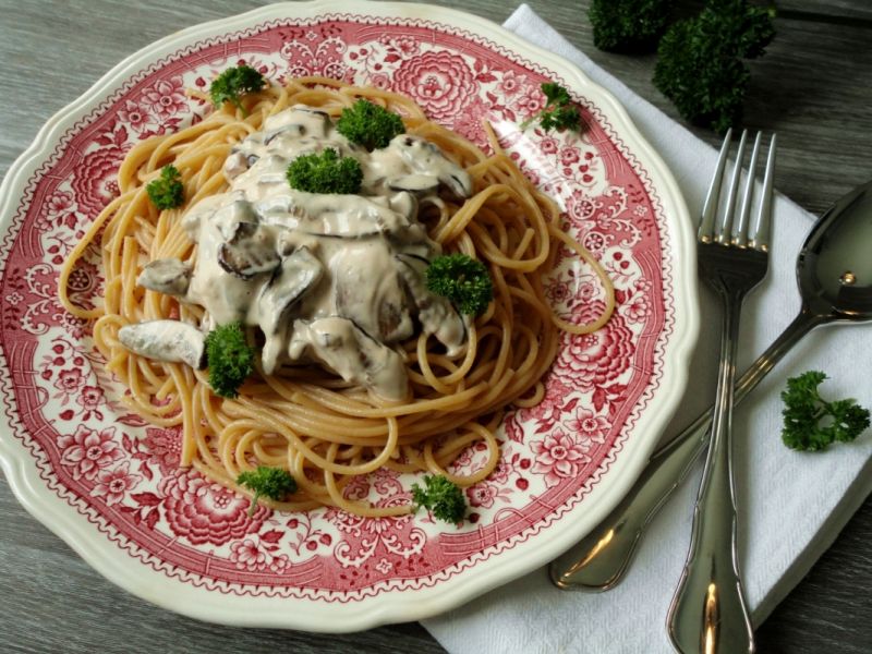 Makaron z grzybami i sosem śmietanowym  Makaron z grzybami i sosem śmietanowym