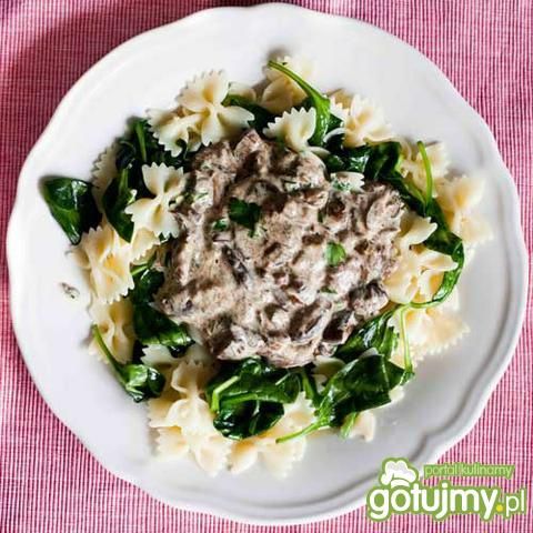 Makaron z grzybowym sosem i szpinakiem