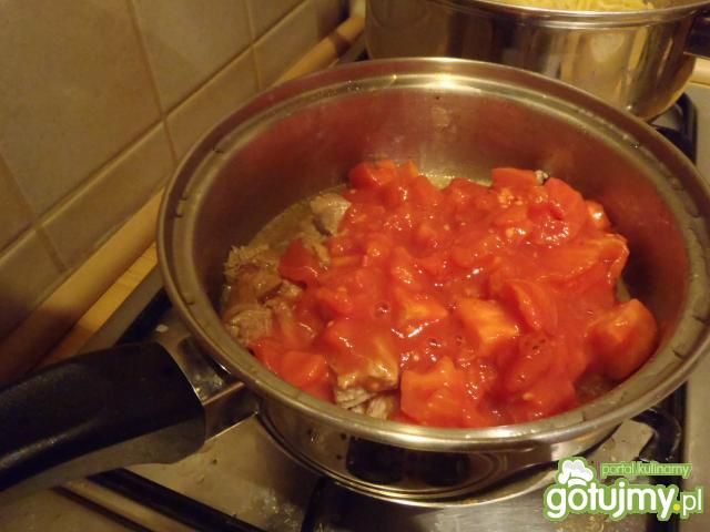 Makaron z gulaszem na pomidorowo