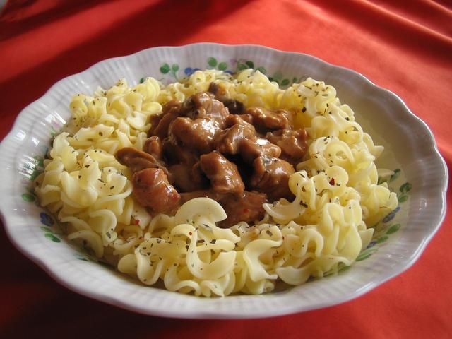 Makaron z gulaszem z indyka