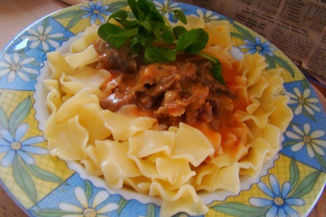 Makaron z gulaszem z łopatki  Makaron z gulaszem z łopatki