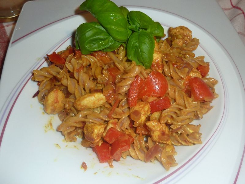 Makaron z indykiem , papryką i curry