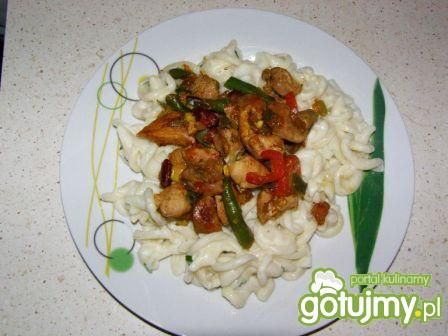 Makaron z indykiem w sosie beszamelowym