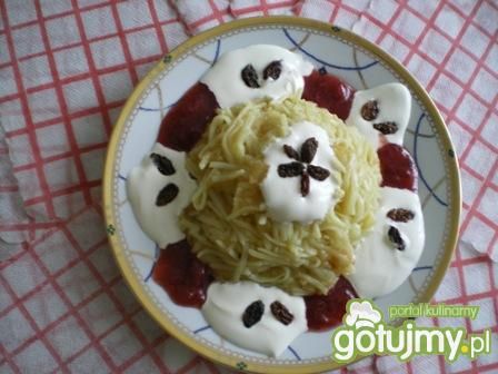 Makaron z jabłkami, dżemem i jogurtem Makaron z jabłkami, dżemem i jogurtem