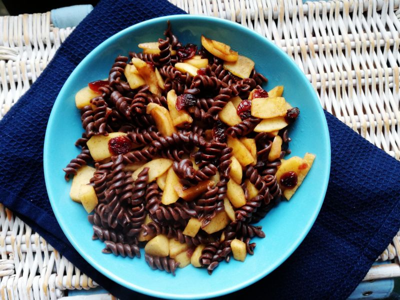 Makaron z jabłkami i żurawiną