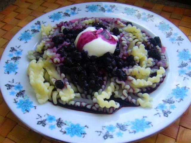 Makaron z jagodami duszonymi z miodem