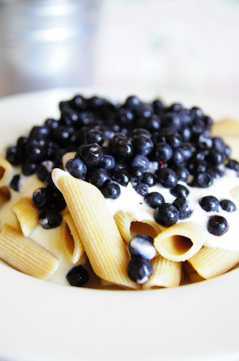 Makaron z jagodami i śmietaną Makaron z jagodami i śmietaną