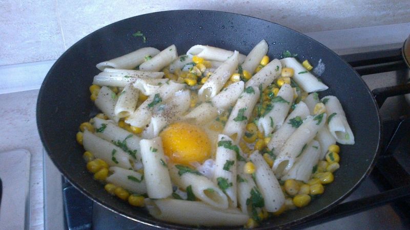 Makaron z jajkiem i kukurydzą