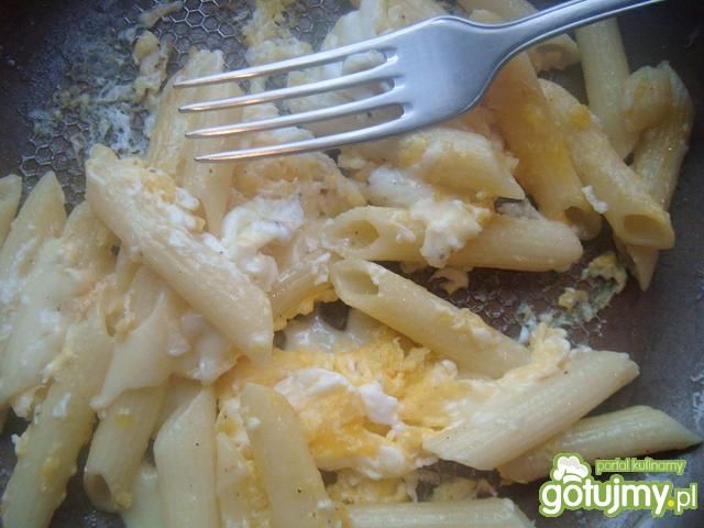 Makaron z jajkiem i serem mozzarella