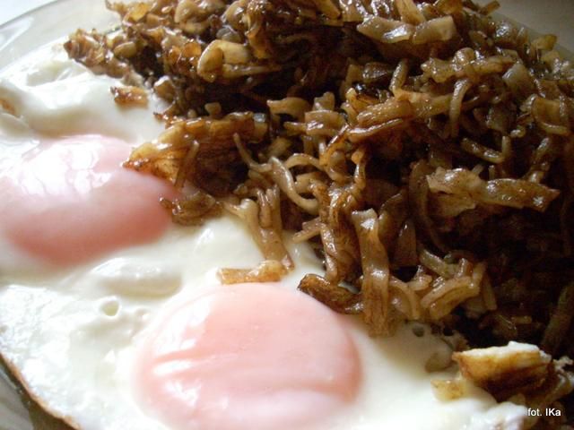 Makaron z jajkiem na ciemno 