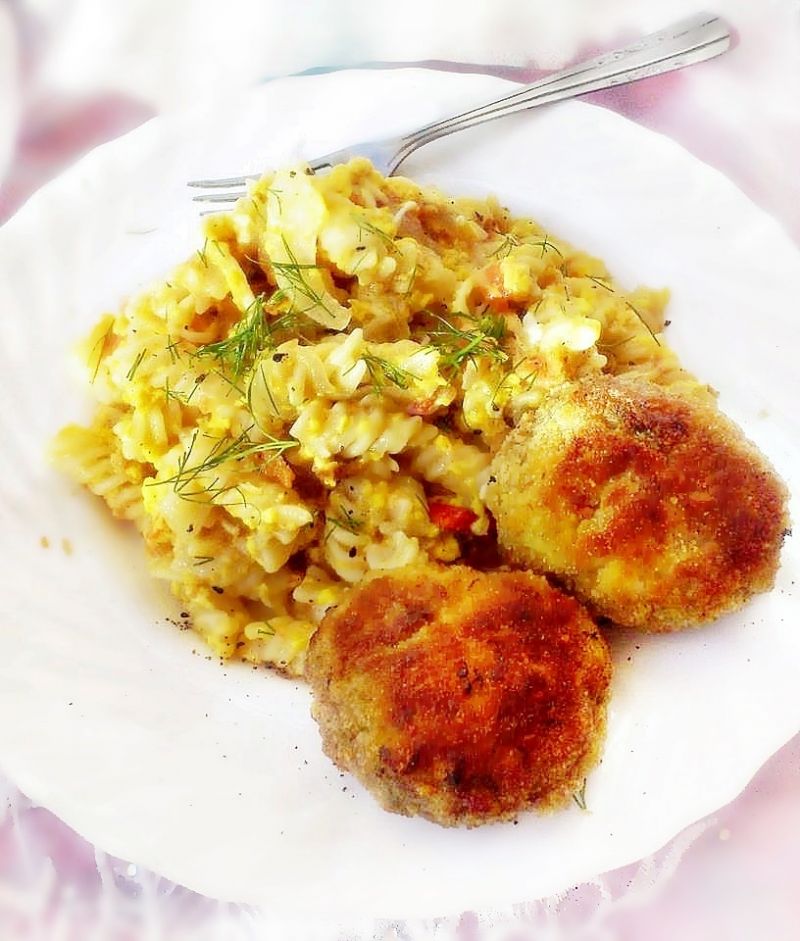 Makaron z jajkiem, pomidorem i prażoną cebulką Makaron z jajkiem, pomidorem i prażoną cebulką