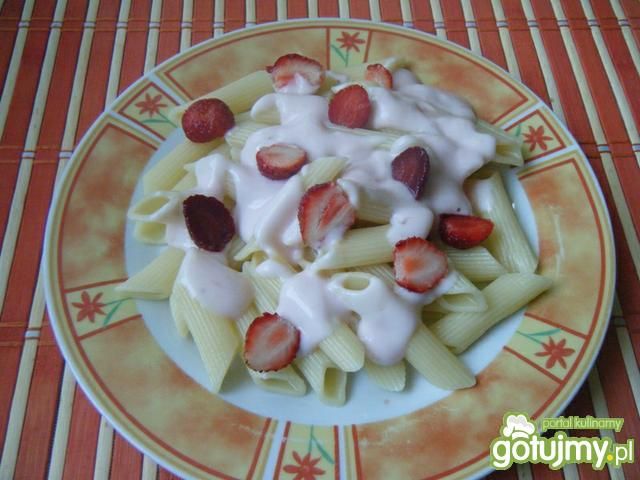 Makaron z joguretem i truskawkami Makaron z joguretem i truskawkami