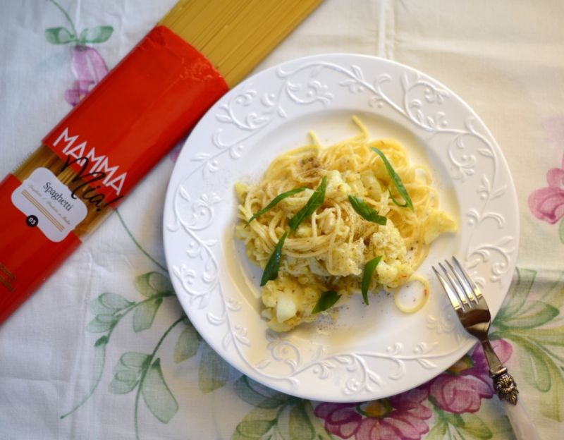 Makaron z kalafiorem, anchois i winogronami
